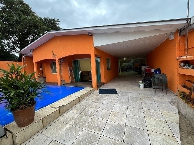 MATINHOS | Casas | Matinhos - Casa com piscina no centro.